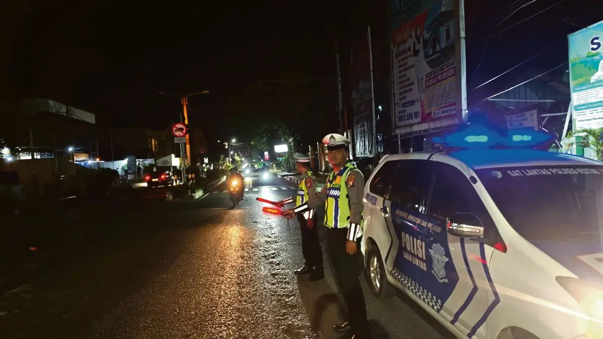 PATROLI : Polantas Polres Kotim bersiaga di Jalan A Yani, Sampit, Minggu (5/4/2026) malam. FOTO: POLRES KOTIM/RADAR SAMPIT