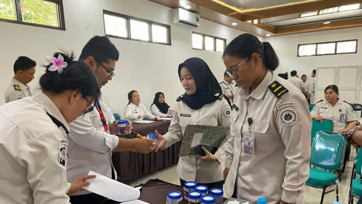 Pegawai di Kantor Wilayah Direktorat Jenderal Pemasyarakatan  Kalteng saat mengikuti tes urine massal, Senin (6/4).(istimewa/kanwilpas Kalteng)