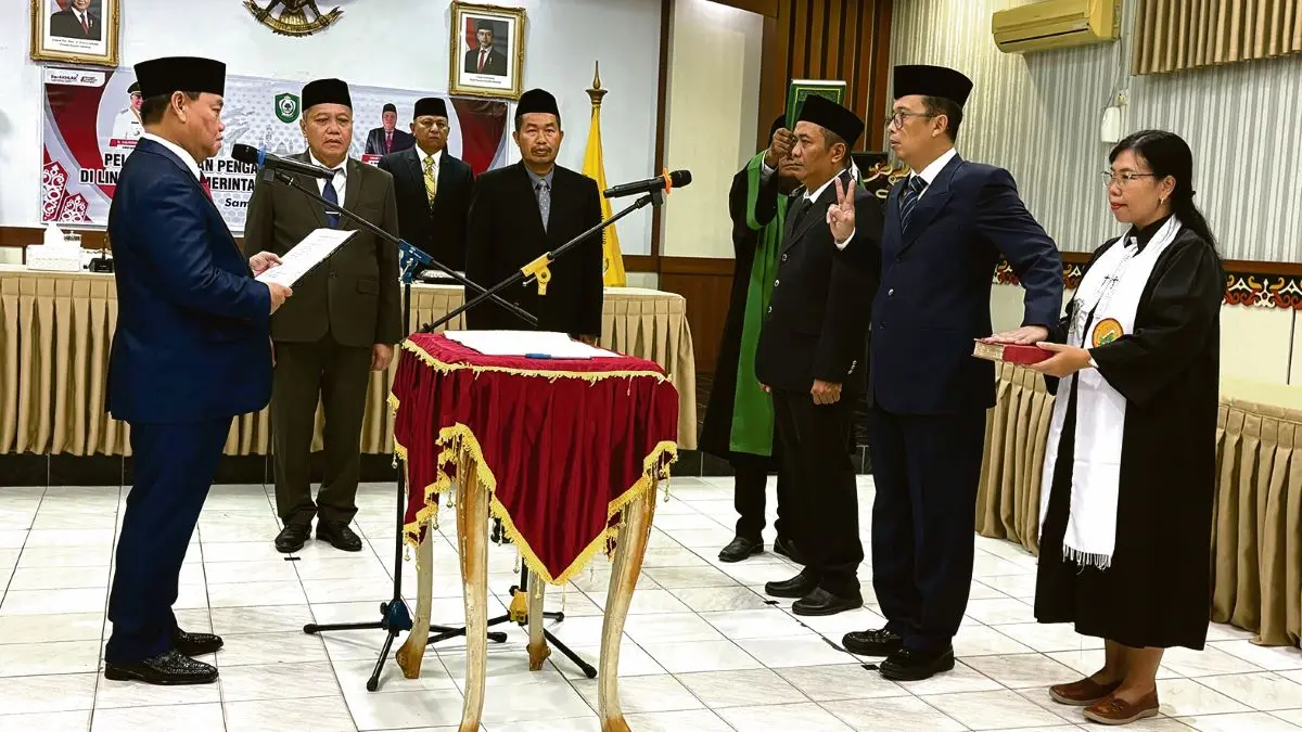 PELANTIKAN: Bupati Kotim Halikinnor saat melantik pejabat lingkup Pemkab Kotim, Senin (6/4/2026). FOTO: YUNI/RADAR SAMPIT 