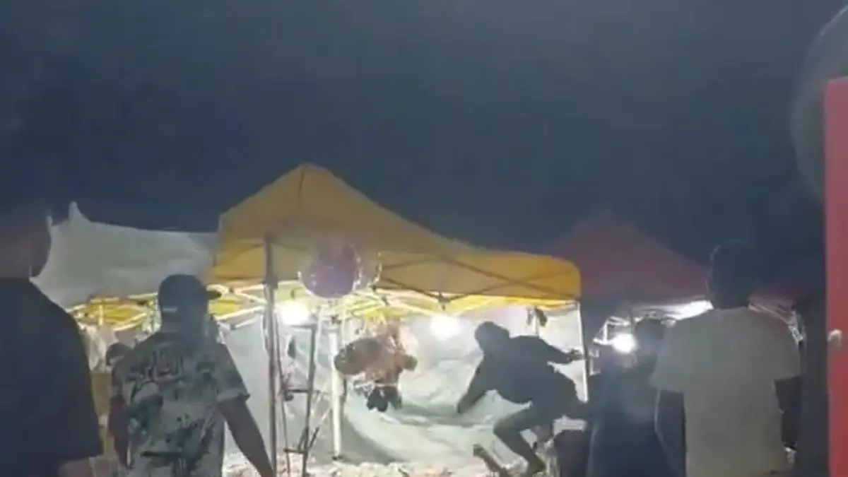 Perkelahian antarremaja terjadi di Bazar Lamandau, Alun-alun Nanga Bulik, Lamandau, Minggu (5/4) malam. (ria/radar sampit)
