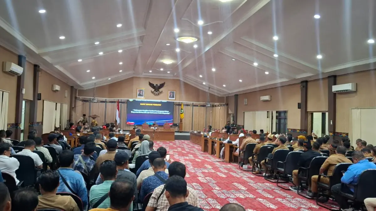 Rapat Dengar Pendapat (RDP) terkait tuntutan realisasi plasma 20 persen di DPRD Kabupaten Kotawaringin Timur (Kotim). (Rado/Radar Sampit)