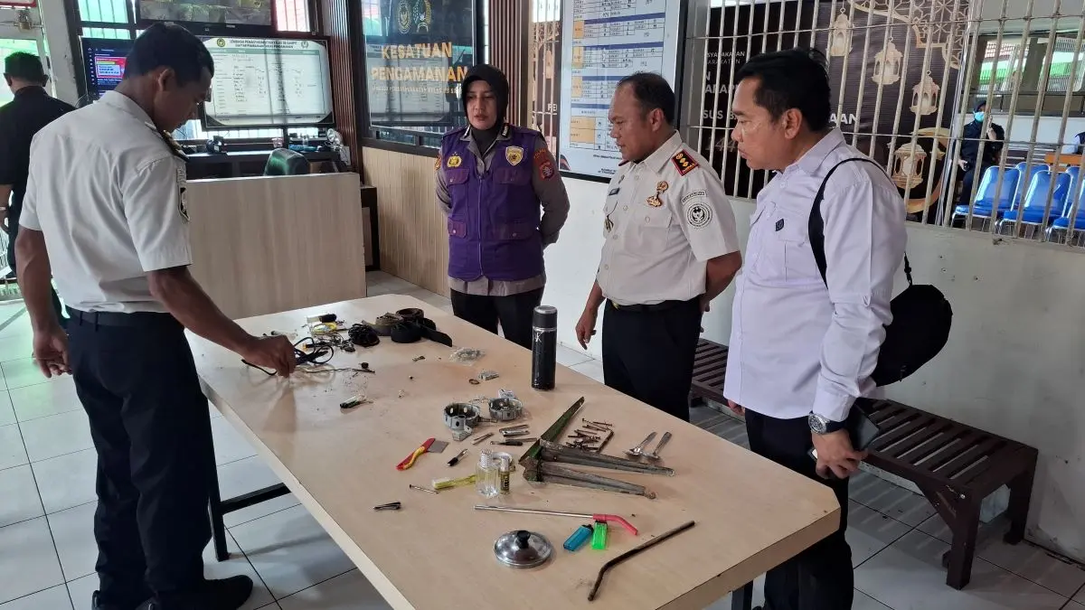 RAZIA : Petugas gabungan mengamankan barang terlarang hasil Razia di Lapas Kelas IIB Sampit, Senin (6/4/2026) siang. FOTO: FAHRY/RADAR SAMPIT