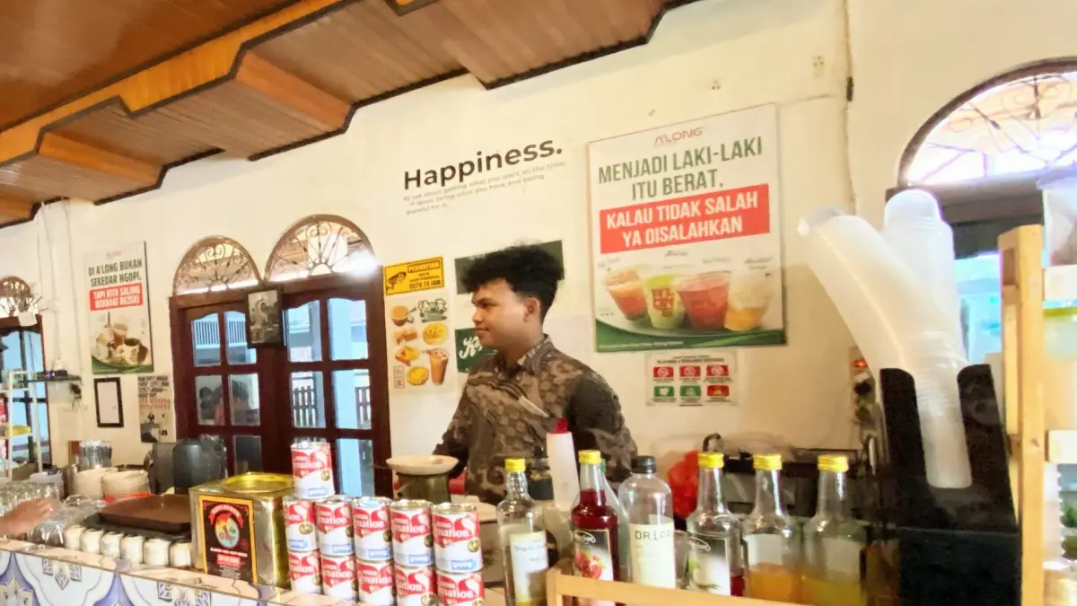 Salah satu usaha kuliner (cafe) di Sampit, yang banyak menggunakan plastik kemasan