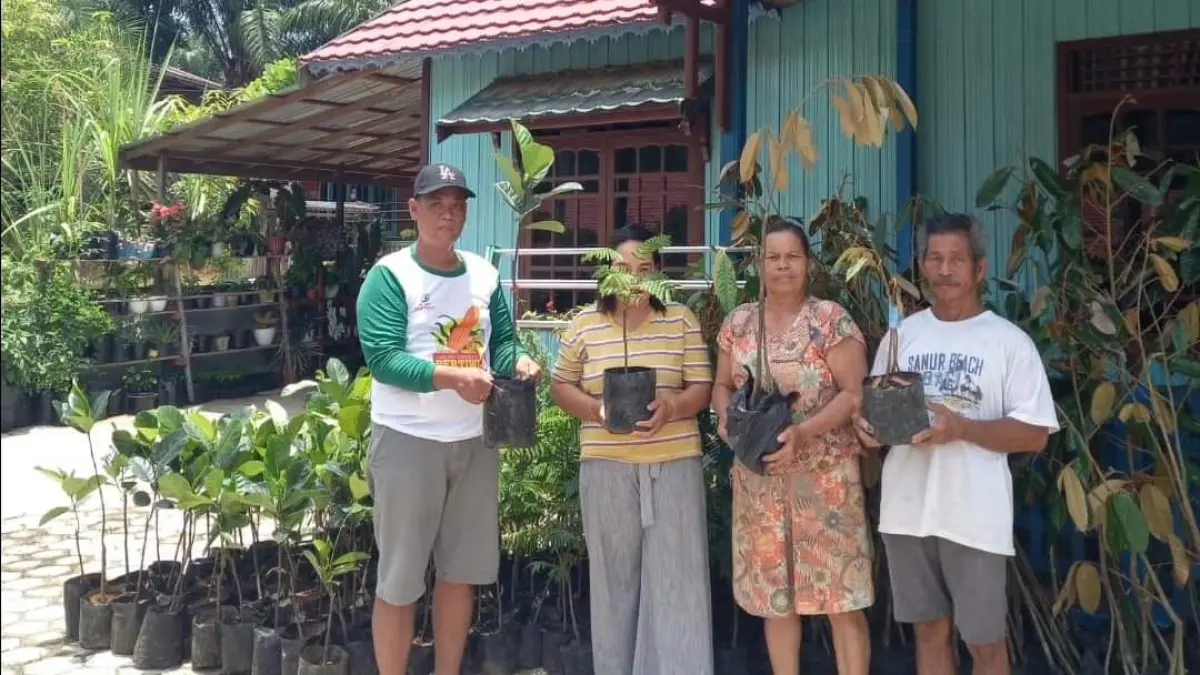 Sejumlah warga menerima bantuan bibit holtikultura dari dinas pertanian, belum lama ini. (foto: distan gumas)