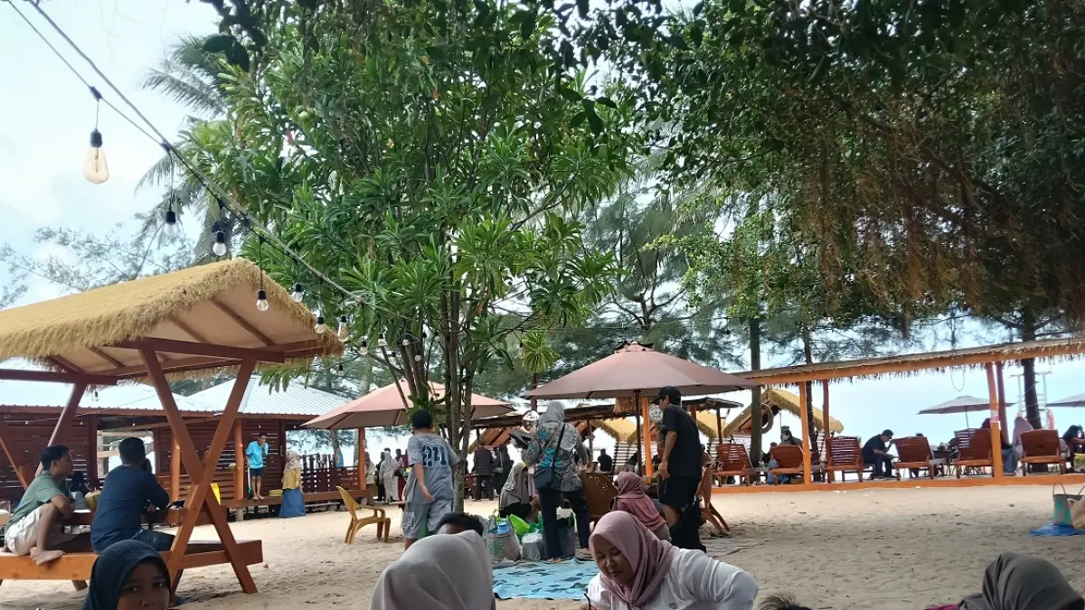 Suasana Pantai Andak, Desa Sebuai, Kecamatan Kumai, Kabupaten Kotawaringin Barat, Minggu 5 April 2026. (koko/radar sampit)