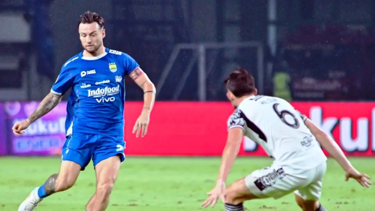 Aksi Marc Klok dalam salah satu laga membela Persib Bandung di Super League. (net)
