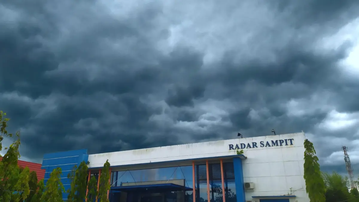Awan hitam di langit Sampit, Kabupaten Kotawaringin Timur. (Dok. Usay Nor Rahmad/Radar Sampit)&nbsp;