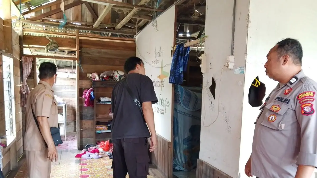 GANTUNG DIRI: Personel Polsek Kota Besi saat olah TKP pria gantung diri di Desa Hanjalipan, Kecamatan Kota Besi, Senin (6/4/2026). FOTO: POLRES KOTIM/RADAR SAMPIT