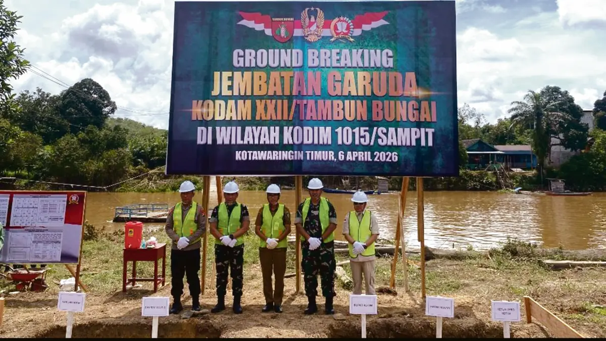 INFRASTRUKTUR: Wakil Ketua DPRD Kotim Juliansyah (kanan) menghadiri kegiatan peletakan batu pertama pembangunan Jembatan Garuda di Kecamatan Parenggean, Senin (6/4/2026). FOTO: IST/RADAR SAMPIT