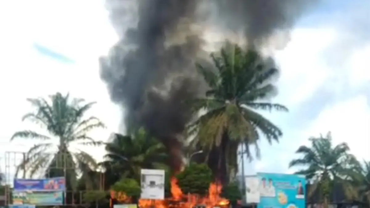 Kebakaran warung pedagang kaki lima di sekitar Bundaran Belanga, Selasa (7/4/2026) sekitar pukul 16.07 WIB. (Oes/Radar Sampit)