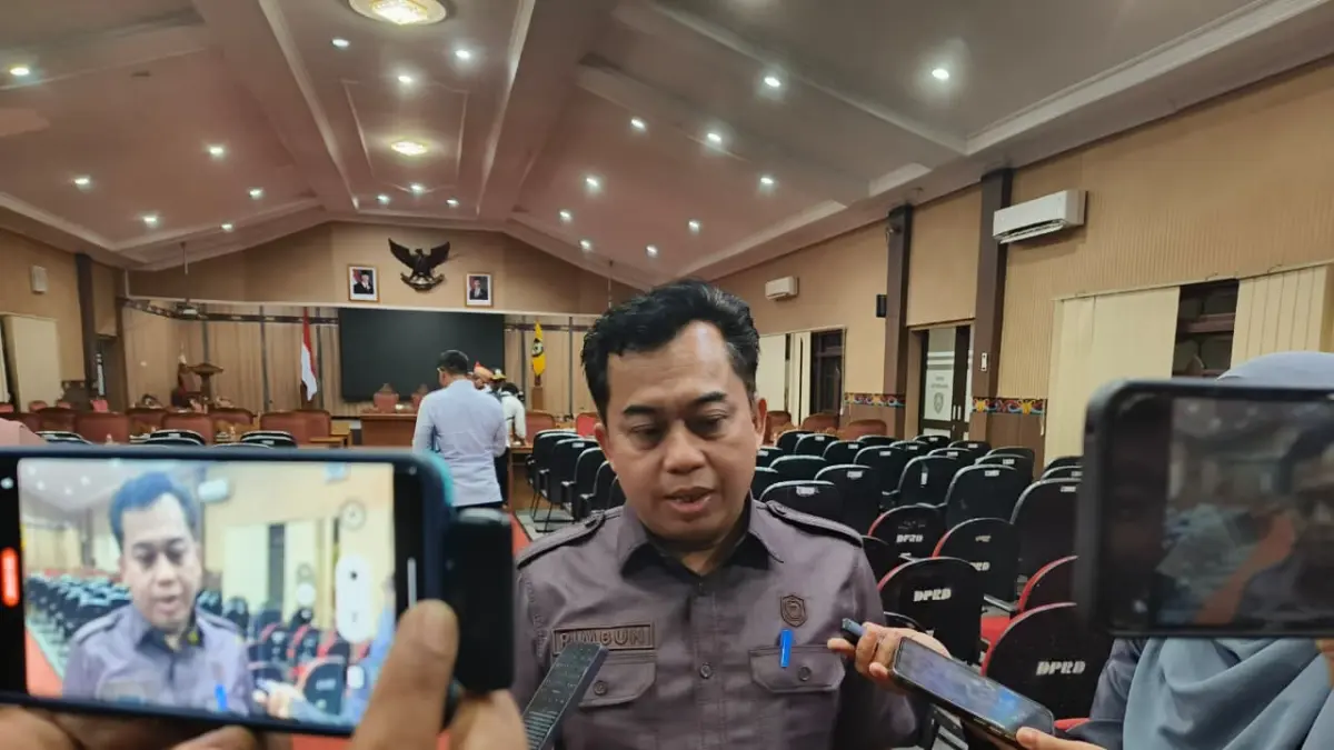 Ketua DPRD Kotim, Rimbun, menegaskan jika teguran diabaikan, pihaknya akan merekomendasikan Bupati mencabut IUP.  (Akbar/Radar Sampit)