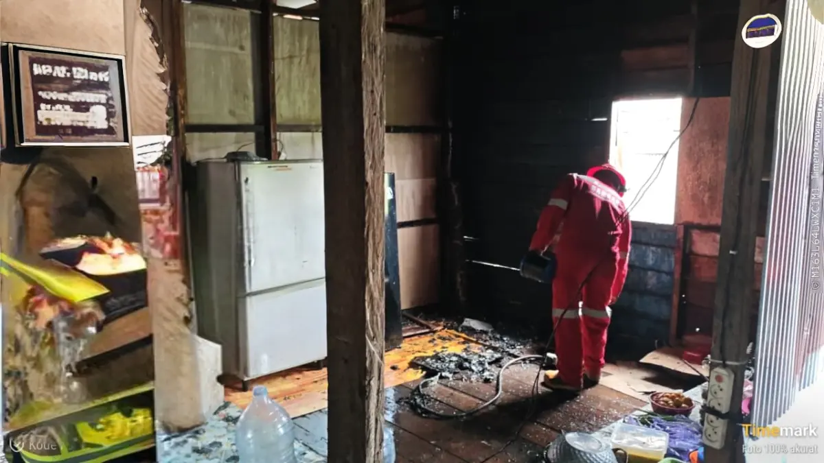 Kondisi dapur dan regulator gas elpiji yang terbakar di sebuah rumah makan jalan Ahmad Yani, Kelurahan Baru, Selasa 7 April 2026.&nbsp;