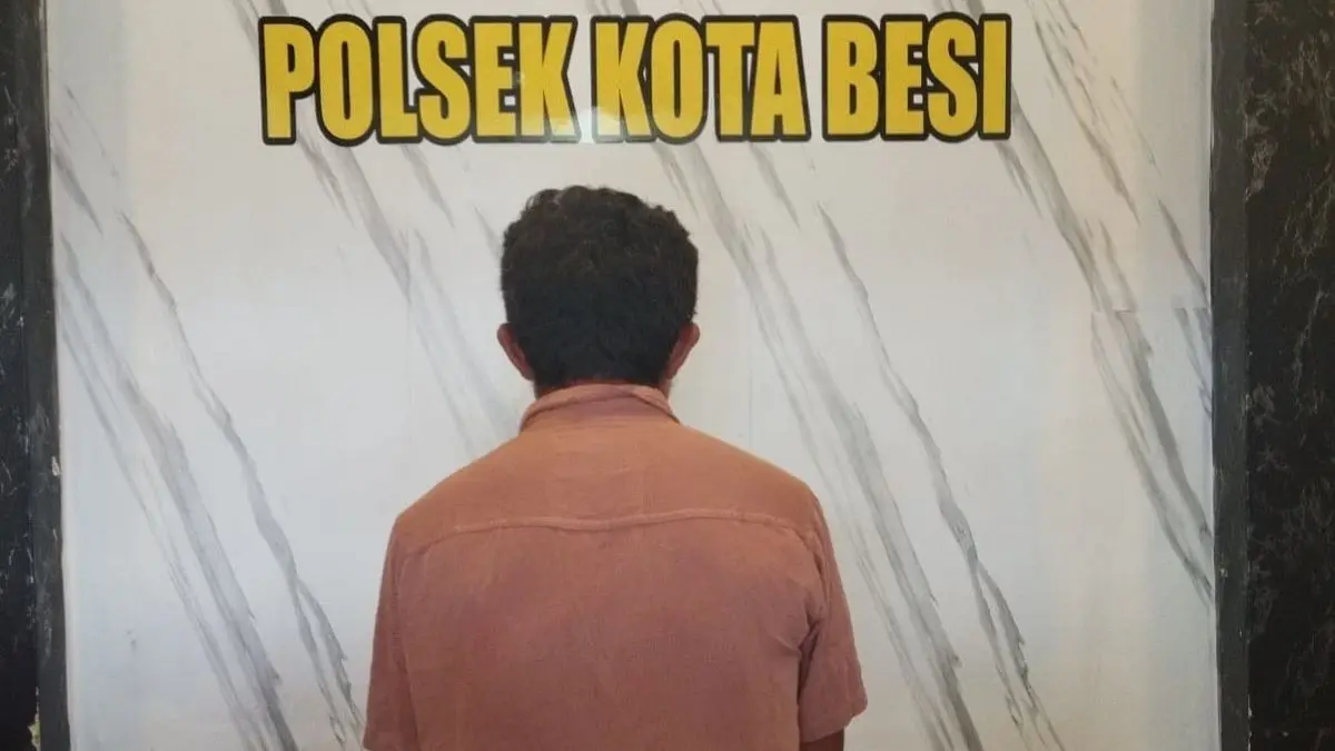 NARKOBA: Pelaku SF (55) diamankan bersama barang bukti narkoba di Mapolsek Kota Besi. FOTO: POLRES KOTIM/RADAR SAMPIT