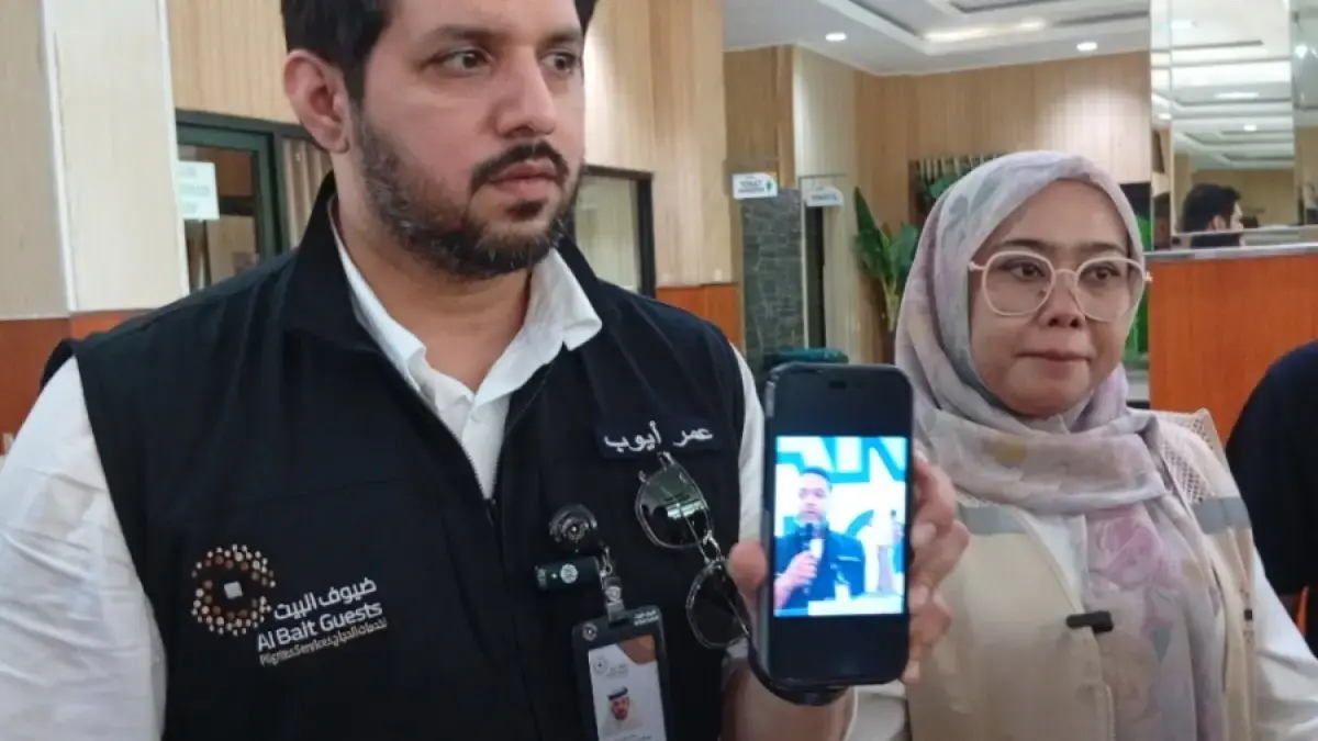 Omar Ayub saat memberikan keterangan di Asrama Haji Surabaya. (Rahmat Sudrajat/Radar Surabaya)