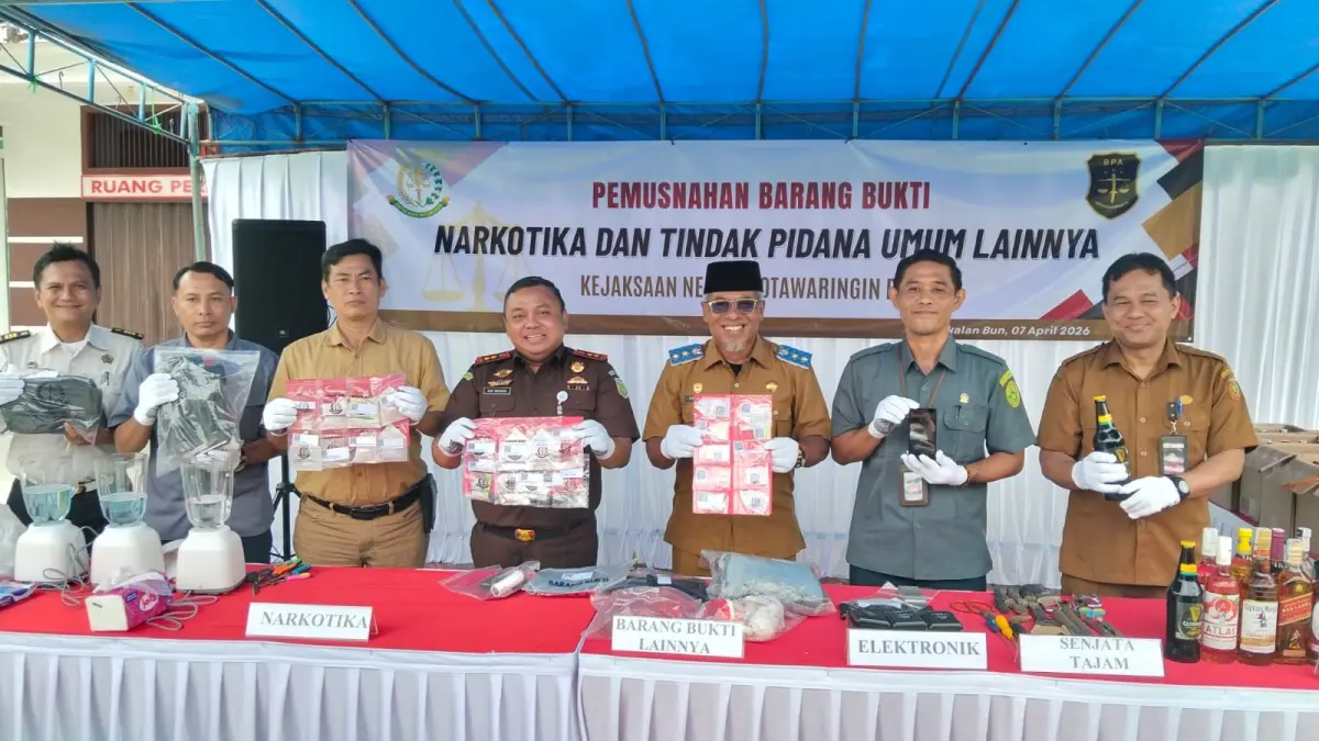 Pemusnahan barang bukti tindak kejahatan di Kejaksaan Negeri Kotawaringin Barat. (SYAMSUDIN/RADAR SAMPIT) 