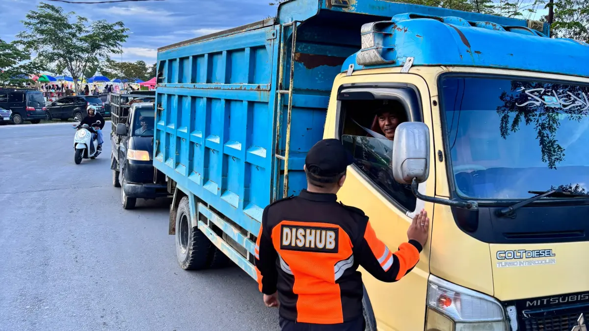 Petugas Dishub Lamandau saat mengawasi angkutan TBS yang curi-curi kesempatan masuk jalan dalam Kota Nanga Bulik.(ist)