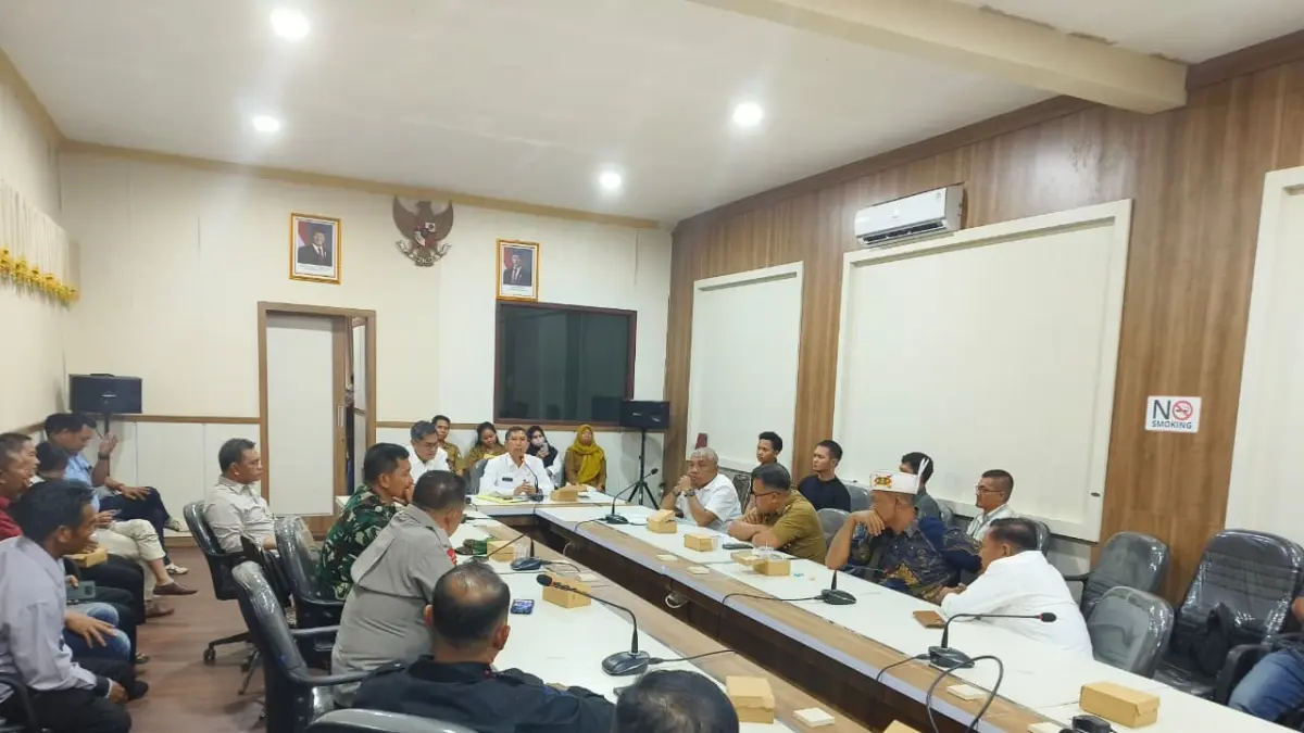 Rapat koordinasi terkait kejelasan kepengurusan Gapoktanhut Bagendang Raya, Senin (6/4).  (Akbar/Radar Sampit)