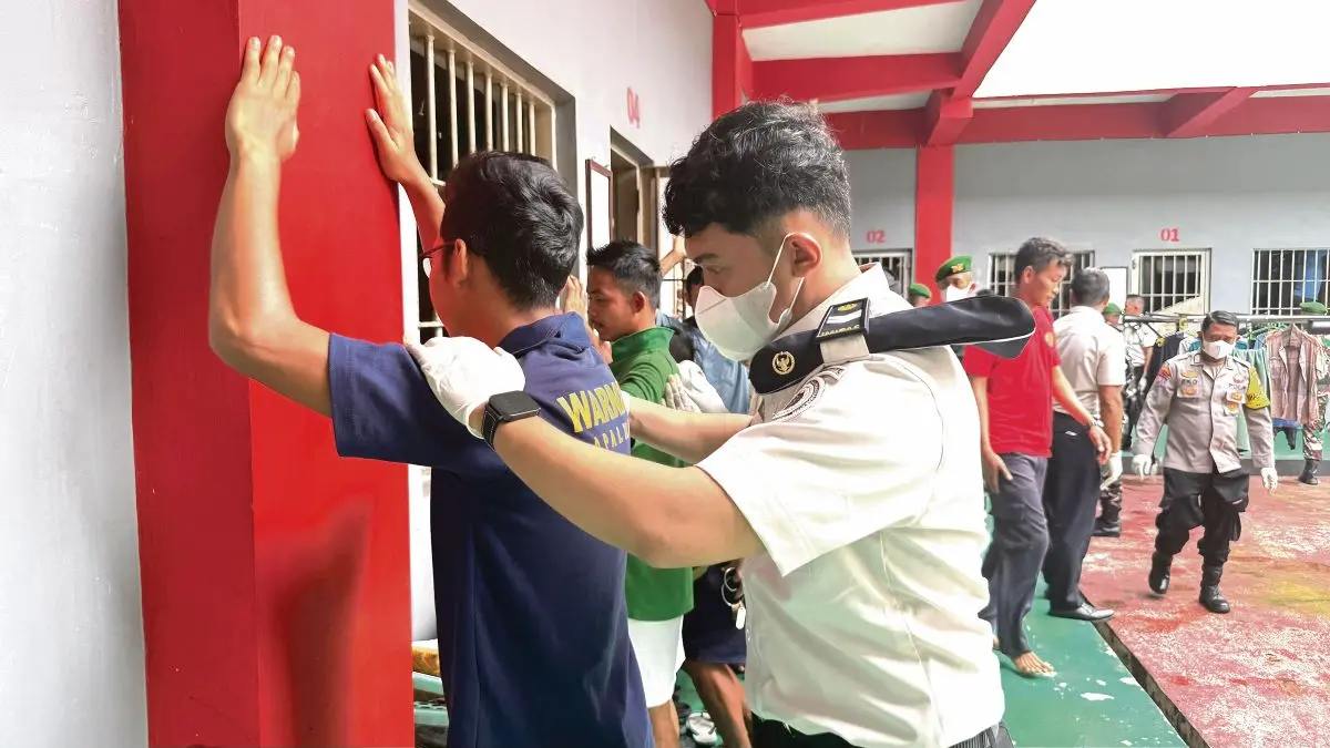 RAZIA : Petugas menggeledah warga binaan Lembaga Pemasyarakatan (Lapas) Kelas IIA Palangka Raya. FOTO: IST/RADAR SAMPIT