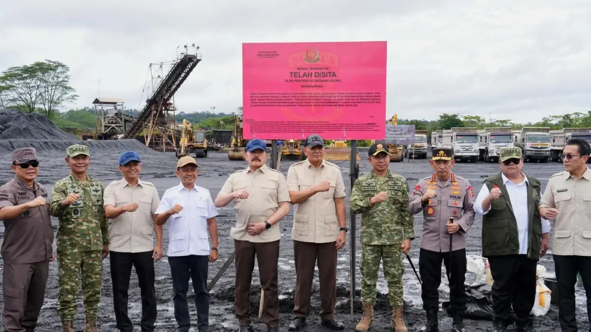 Rombongan Menteri Pertahanan, bersama Kapolri, Panglima TNI, Jaksa Agung RI, Menhut, Menteri ESDM dan Satgas PKH, dan petinggi negara lainnya saat berada di lokasi tambang yang digarap PT Asmin Koalindo Tuhup (AKT), di Murung Raya, Selasa (7/4).(istimewa/Kemenhut)