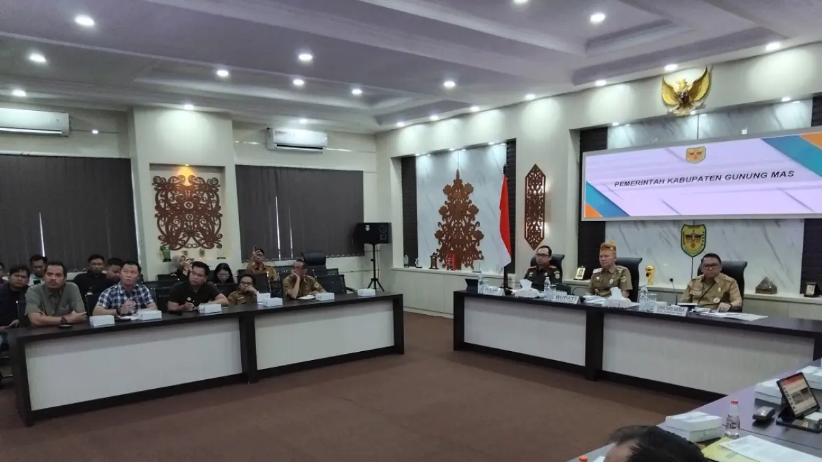 Bupati Gumas Jaya Samaya Monong didampingi Kajari Nugroho Wisnu Pujoyono, dan Sekda Richard ketika memimpin rakor penertiban peti di sekitar fasilitas umum, di ruang rapat lantai 1 kantor bupati setempat, Selasa (7/4). (ARHAM SAID/RADAR SAMPIT)
