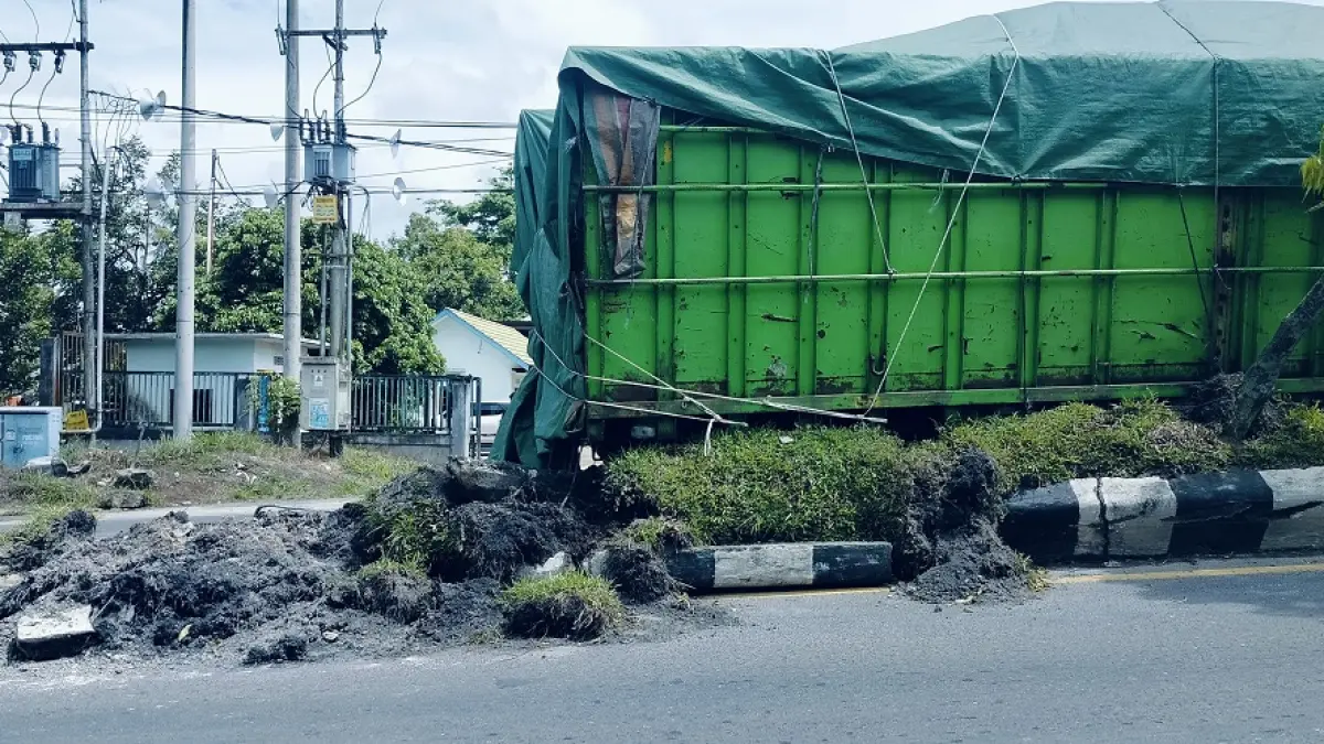 Kondisi truk yang mengalami kecelakaan tunggal di Jalan Ahmad Yani, Pelingkau, Kelurahan Baru, Selasa 7 April 2026. (IST) 