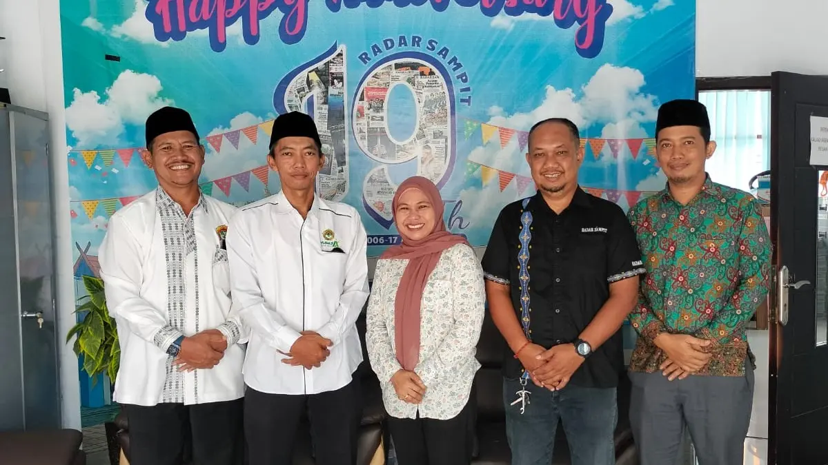 Pengurus DPD LDII Kotim berfoto bersama Direktur Radar Sampit yang juga Ketua PWI Kotim Siti Fauziah dan Manajer Pemasaran Radar Sampit, Tono Triyanto, Senin (7/4).(istimewa)