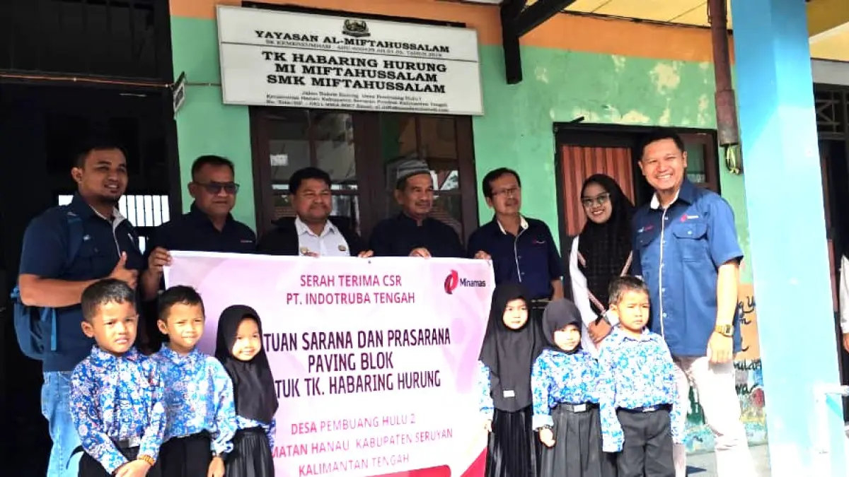 Penyerahan secara simbolis 1.000 pcs paving block untuk Taman Kanak-Kanak (TK) Habaring Hurung di Desa Pembuang Hulu 2, Kecamatan Hanau, Kabupaten Seruyan, Kalteng. (Dok.ITH/Radar Sampit)