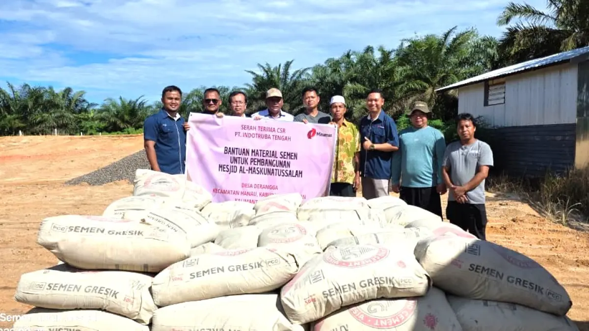 Penyerahan secara simbolis 200 sak semen untuk pembangunan Masjid Al-Maskunatussalam di Desa Derangga, Kecamatan Hanau, Kabupaten Seruyan, Kalteng. (Dok.ITH/Radar Sampit)