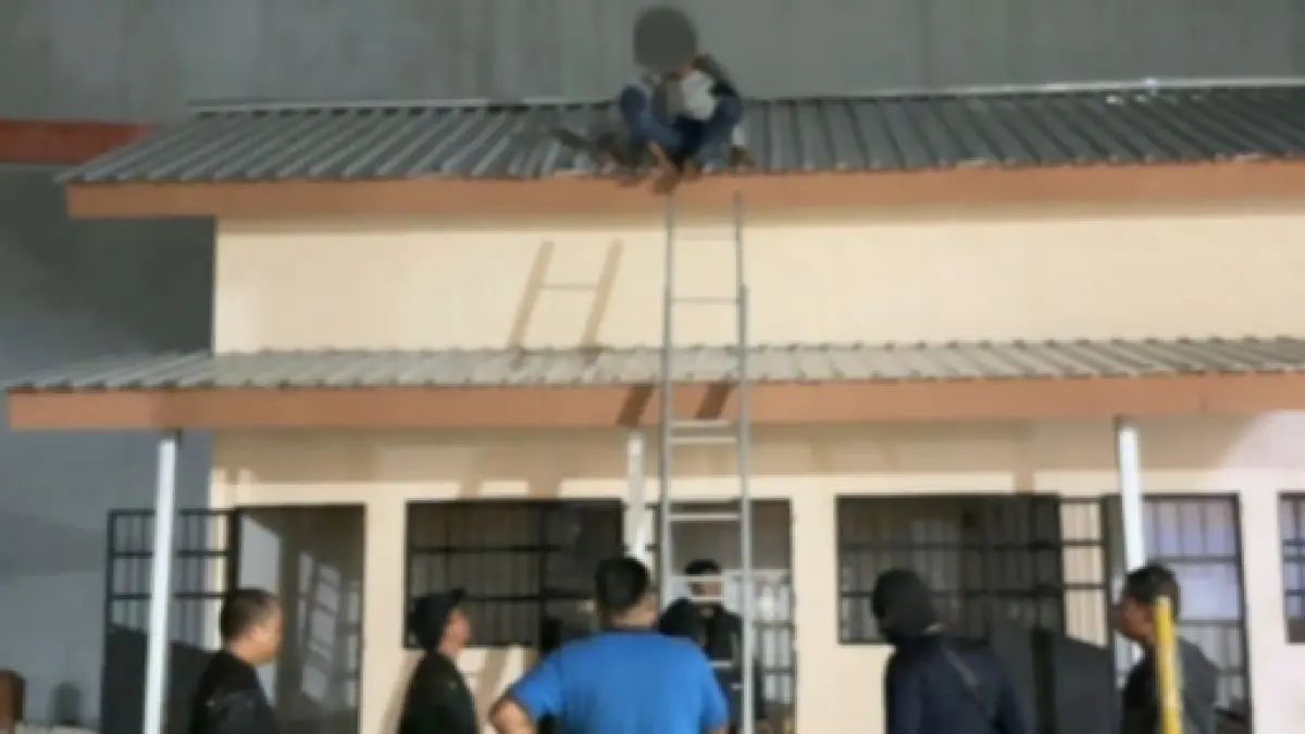 Petugas gabungan dari Pol PP Kobar dan Damkar Kobar saat penanganan pengamanan ODGJ di rumah singgah Dinas Sosial, belum lama ini. (IST/RADAR SAMPIT)