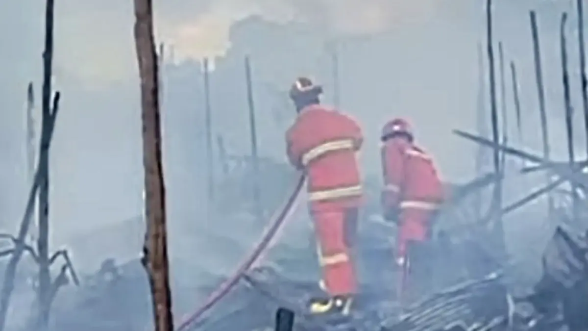 Petugas memadamkan sisa-sisa api di antara puing bangunan yang terbakar di Jalan Jenderal Sudirman Kilometer 3, di kawasan Bundaran Balanga Sampit, Selasa (7/4/2026). 