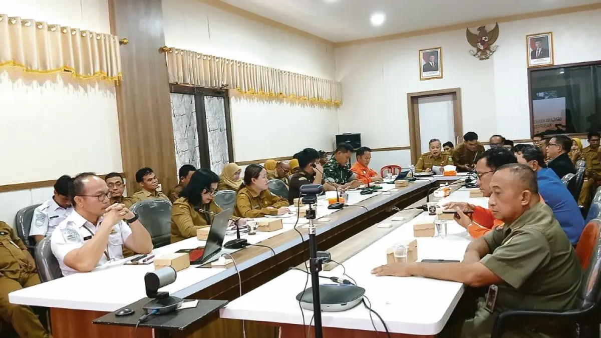RAKOR: Rapat koordinasi penanganan Karhutla dan Bencana Kekeringan yang dipimpin Pj Sekda Kotim Umar Kaderi, Selasa (7/4/2026). YUNI/RADAR SAMPIT 