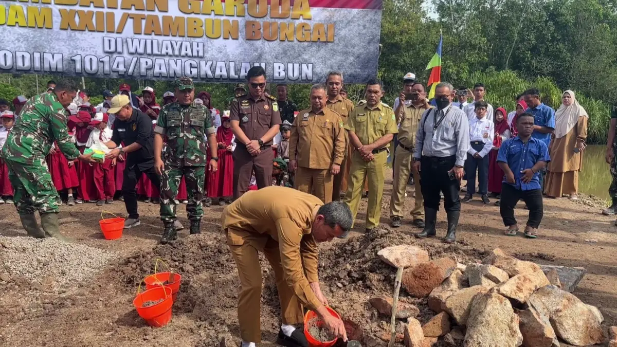 Sekda Sukamara Sunardi saat meletakan batu pertama pembangunan jembatan Garuda di Desa Petarikan. (fauziannur/radar sampit) 