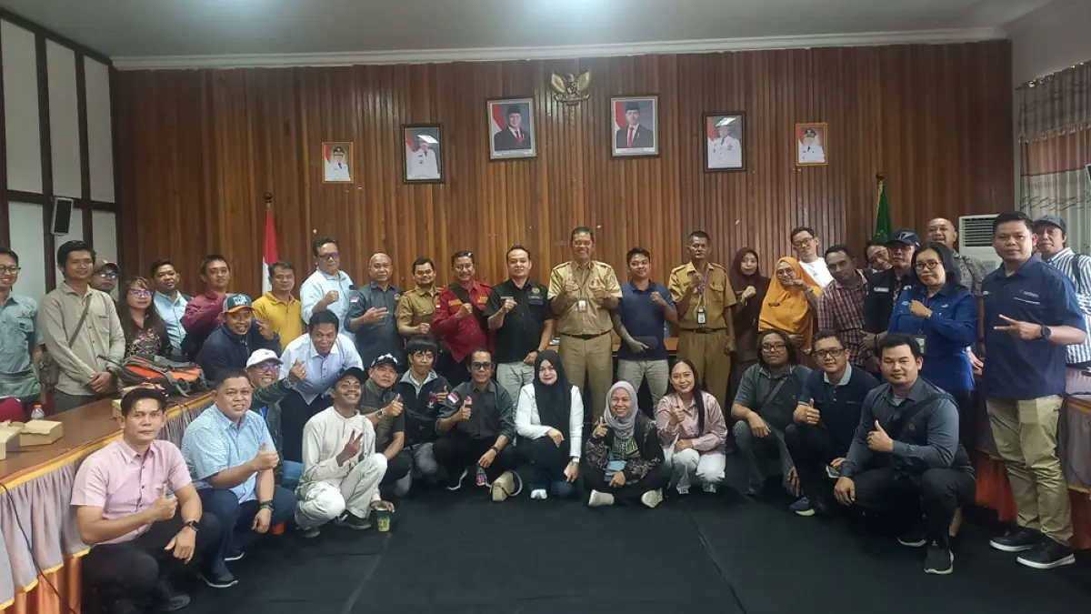 SOSIALISASI: Plt Kadis Kominfosandi Seruyan, Bono Suhendra saat memberikan sosialisasi Perbup Nomor 40 Tahun 2025 tentang kerja sama media kepada puluhan insan pers di Kuala Pembuang. Selasa (7/4). &nbsp;FAFAN/RADAR SAMPIT&nbsp;