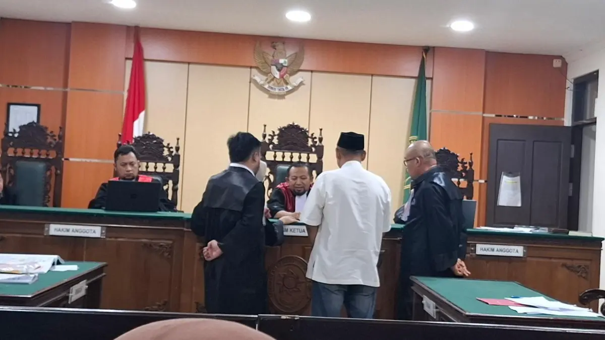 Terdakwa Supriadi saat ditunjukan hakim soal &nbsp;bukti bukti transaksi &nbsp;rekening miliknya hasil penjual sabu. (Rado/Radar Sampit)