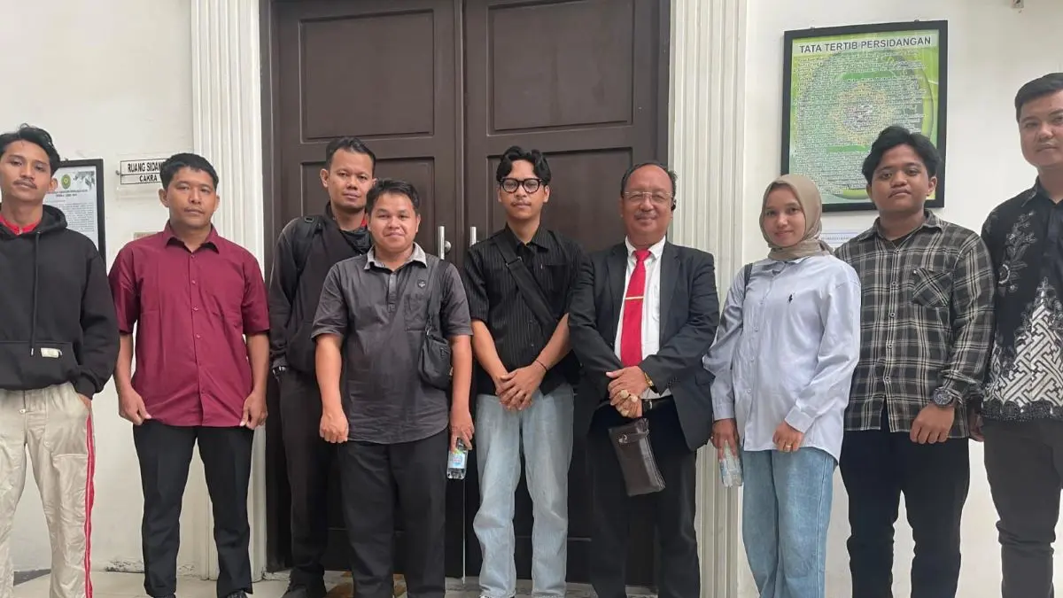 TUNTUT KEADILAN: Para penggugat didampingi penasihat hukum Mahdianur di Pengadilan Negeri Sampit. FOTO: IST/RADAR SAMPIT