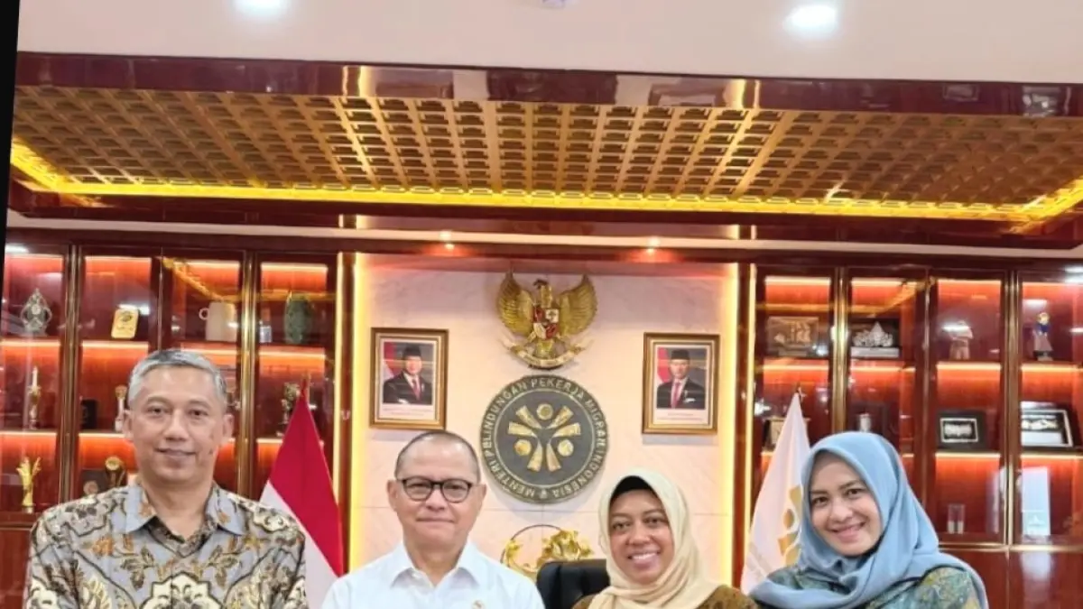 Wakil Ketua I H Rudi Imam Gunawan bersama wakil ketua II DPRD Kobar Sri Lestari dan anggota DPRD Kobar Hj Yayang Desyareni saat bersama Menteri Mukhtaruddin. (syamsudin/radar sampit)