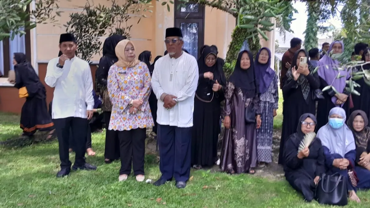 Bupati Kobar Hj Nurhidayah didampingi Wabup Suyanto dan Sekda Rodi Iskandar ketika hadir menyampaikan ucapan duka ke rumah almarhum Yustina Ismiati di Jalan HM Rafi