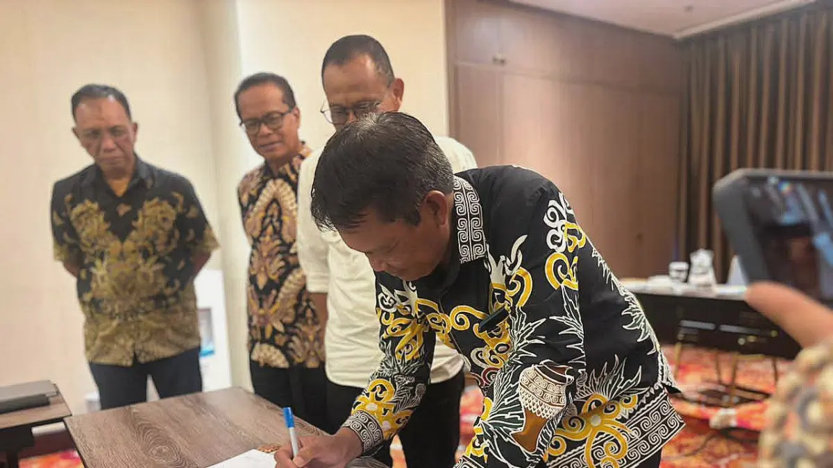 Kesepakatan bersama Yayasan Lembaga Penelitian Kaleka Indonesia ditandatangani oleh Bupati Seruyan Ahmad Selanorwanda pada Kamis (9/4). (RIFANI/RADAR SAMPIT) 