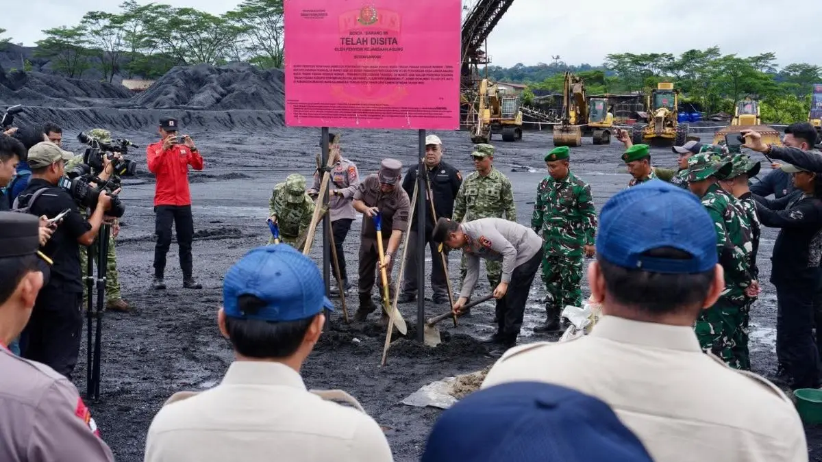 
PASANG SEGEL: Menteri Pertahanan, Menhut, Menteri ESDM Kapolri, Panglima TNI, Jaksa Agung RI, Satgas PKH dan petinggi negara menyaksikan penyegelan lokasi tambang yang digarap PT Asmin Koalindo Tuhup (AKT), di Murung Raya, Selasa (7/4/2026). FOTO: IST/KEMENHUT.
