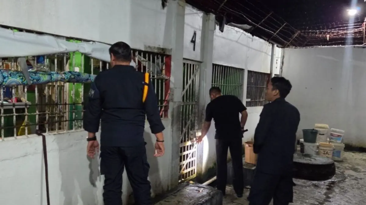 PATROLI: Petugas Lapas Sampit melaksanakan kontrol keliling ke blok-blok hunian warga binaan pemasyarakatan (WBP), Rabu (8/4/2026) malam. FOTO: LAPAS SAMPIT/RADAR SAMPIT 