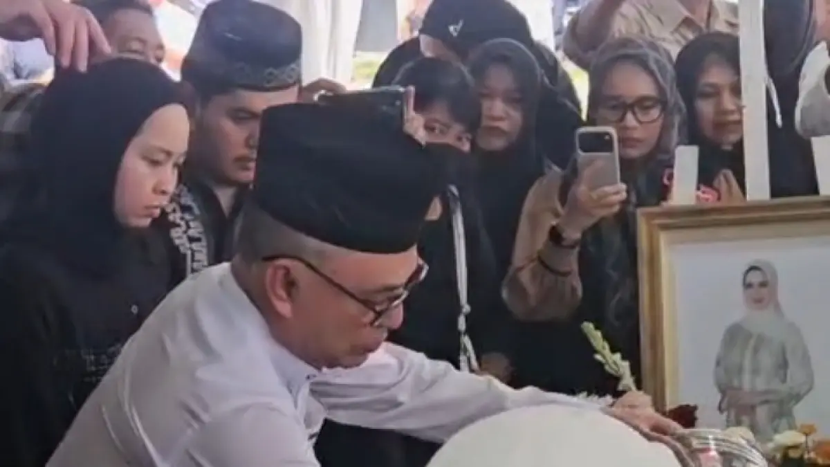 Pemakaman Hj Yustinah Ismiati Ujang Iskandar di halaman belakang kediaman mereka di Jalan HM Rafii, Kelurahan Madurejo, Kecamatan Arsel, Kabupaten Kobar, Kamis 9 April 2026. (SULISTYO/RADAR SAMPIT)