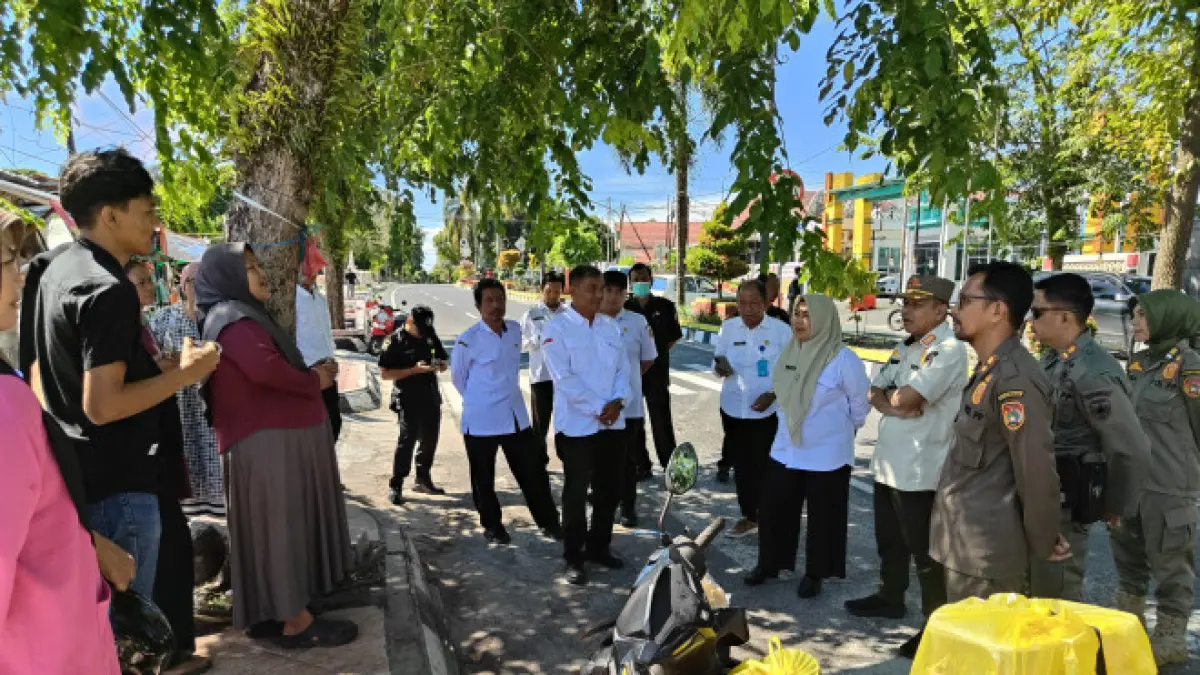 Penertiban pedagang kaki lima di kawasan Jalan Sutan Syahrir, depan Rumah Sakit Sultan Imanuddin Pangkalan Bun. (SATPOL PP KOBAR) &nbsp;&nbsp;