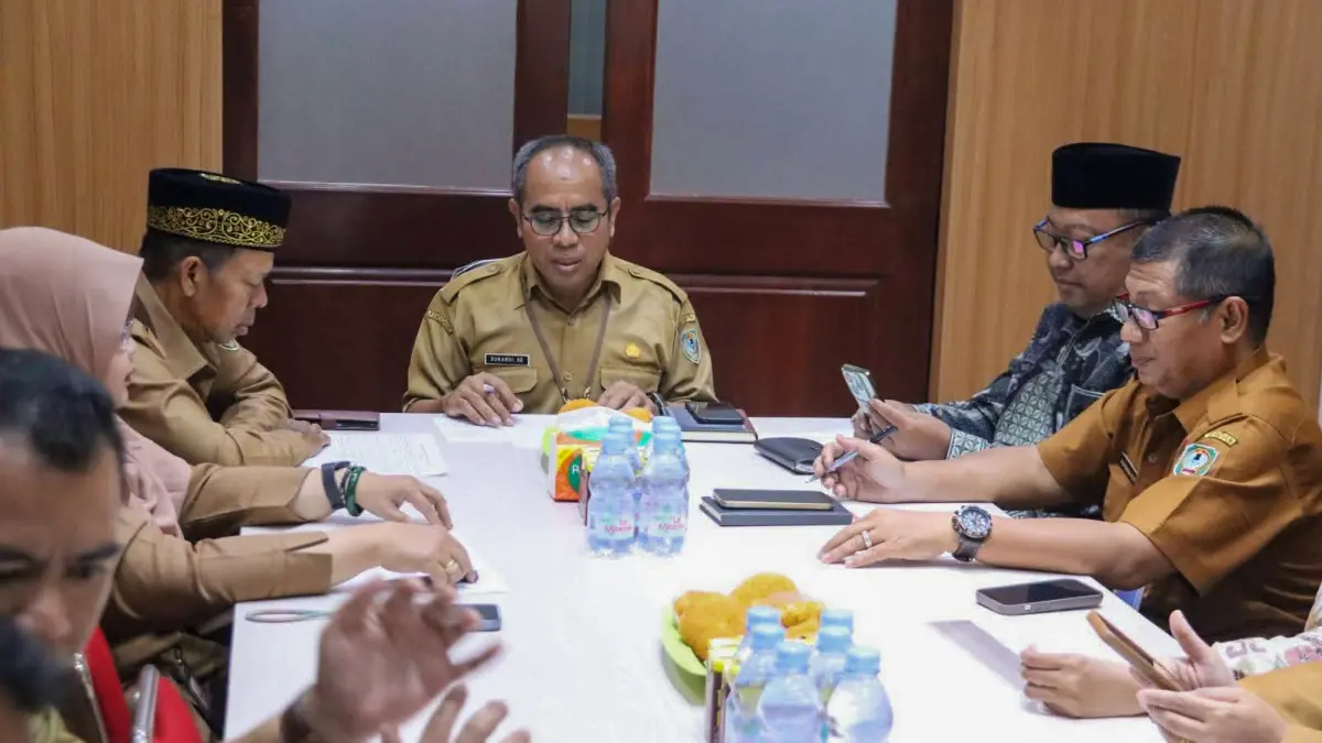 Plt Asisten Perekonomian dan Pembangunan Setda Seruyan Sukardi memimpin rapat koordinasi persiapan keberangkatan jemaah calon haji (JCH) tahun 2026 di Kuala Pembuang, Rabu (8/4). (rifani/radar sampit)