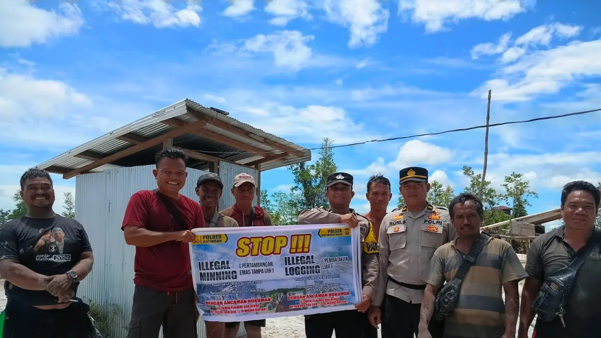 Polisi saat sosialisasi pertambangan agar tidak merusak badan jalan. 