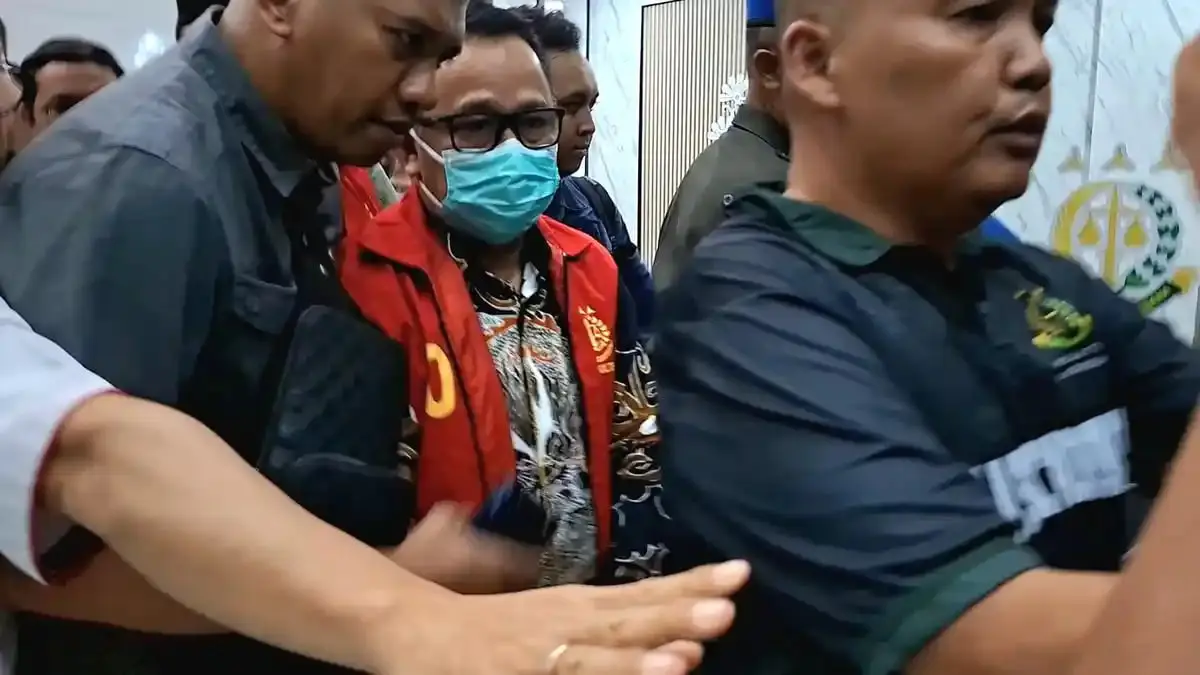 Salah satu tersangka saat di Kejati Kalteng,beberapa waktu lalu. (ist)