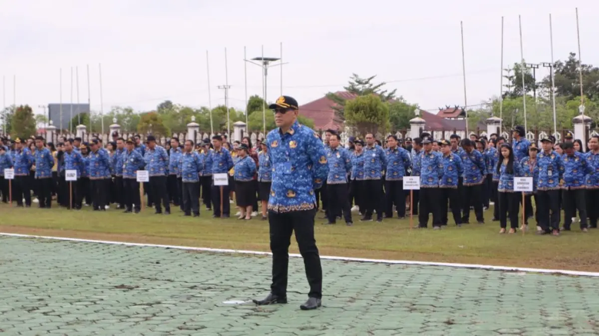 Seluruh ASN di lingkungan Pemkab Gumas mengikuti apel gabungan di halaman kantor bupati, belum lama ini. (DISKOMINFO SANTIK FOR RADAR SAMPIT)