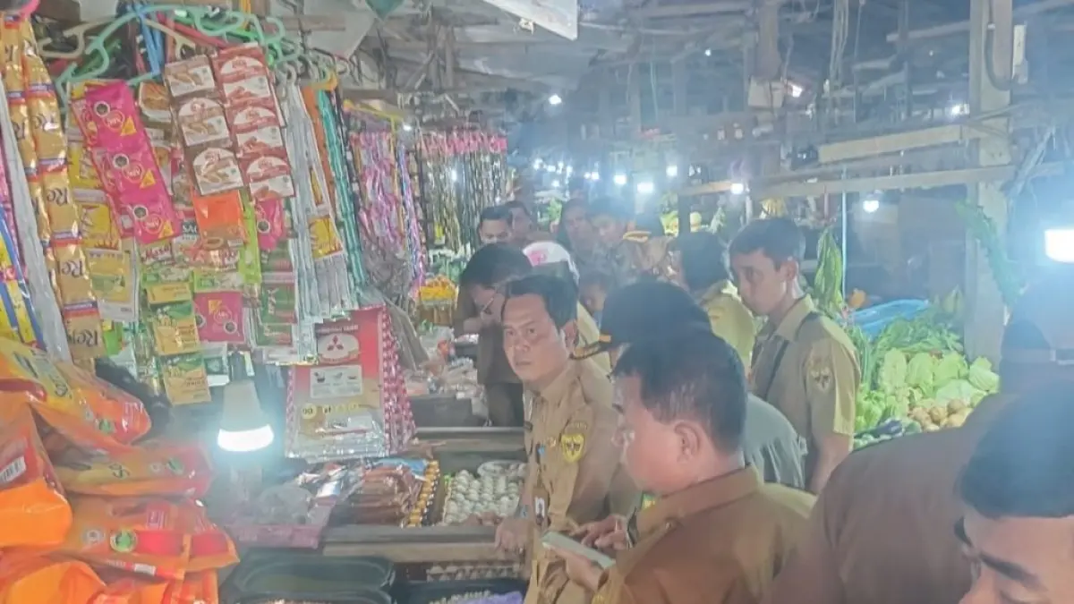 Suasana inspeksi terhadap harga dan ketersediaan bahan pangan di Pasar Tradisional Kuala Kurun, Selasa (7/4) sore. (DISKOMINFO SANTIK GUMAS)
