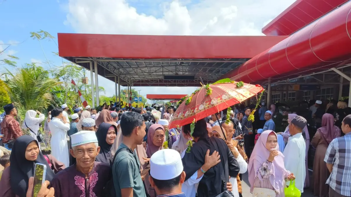 Suasana kedatangan jemaah Haji di Bandara H Asan Sampit.  (Akbar/Radar Sampit)