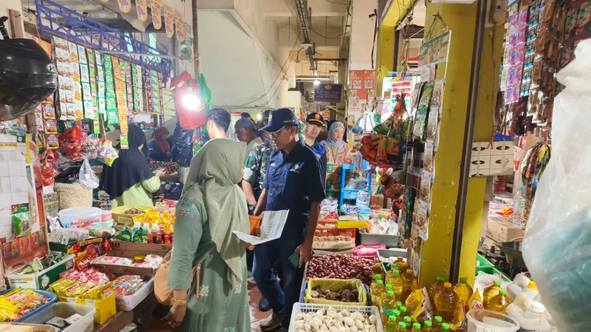 Pantau Harga Pangan - Staf Ahli Bupati Kotim Bidang Ekonomi, Keuangan, dan Pembangunan, Rafiq Riswandi bersama Forkompinda dan pihak terkait lainnya melakukan pemantauan harga dan ketersediaan bahan pokok di Pasar PPM dan Pasar Keramat Sampit, Jumat (10/4).  (Akbar/Radar Sampit)