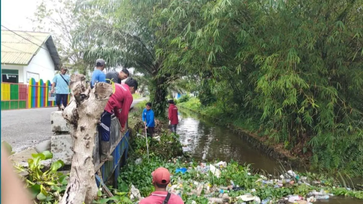 DIBERSIHKAN: Saluran induk pengendali banjir di jalan Maid Badir, Pangkalan Bun dibersihkan oleh petugas dari Sumber Daya Air PUPR Kobar, Jumat (10/4/2026). FOTO: IST/RADAR SAMPIT 